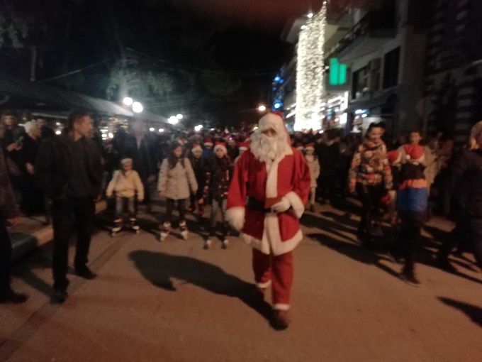 Φωτογραφία Με χαρά, ενθουσιασμό και κρουστά υποδέχτηκε η Νάουσα τον Αϊ Βασίλη στην αίθουσα